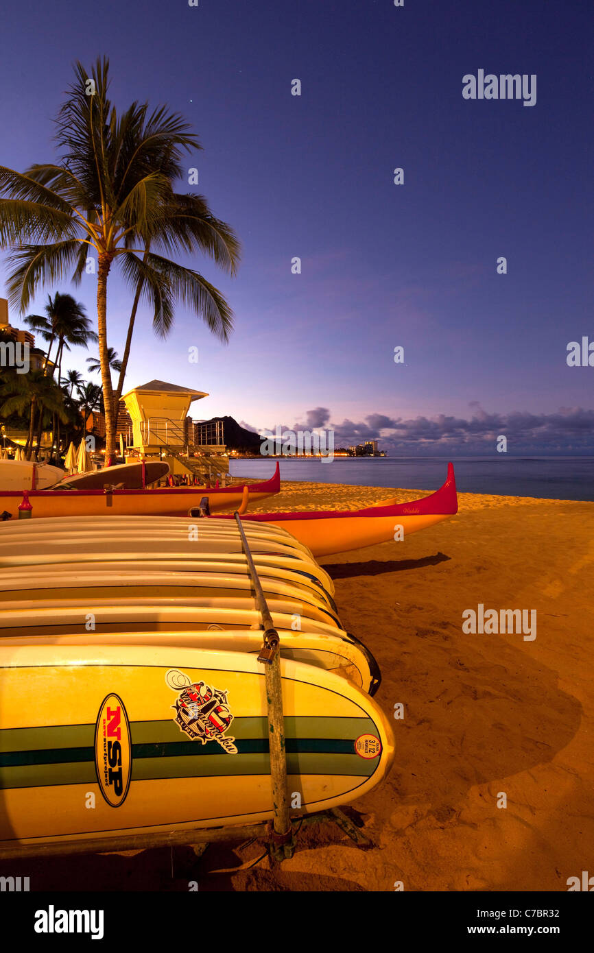 Le lever du soleil, la plage de Waikiki, Honolulu, Oahu, Hawaii Banque D'Images