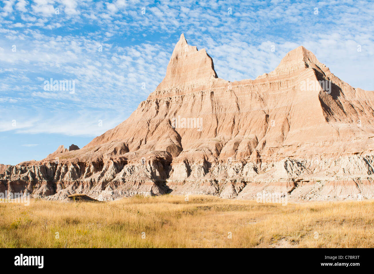 Flèches sculptées s'élever au-dessus des prairies dans Badlands National Park. Banque D'Images