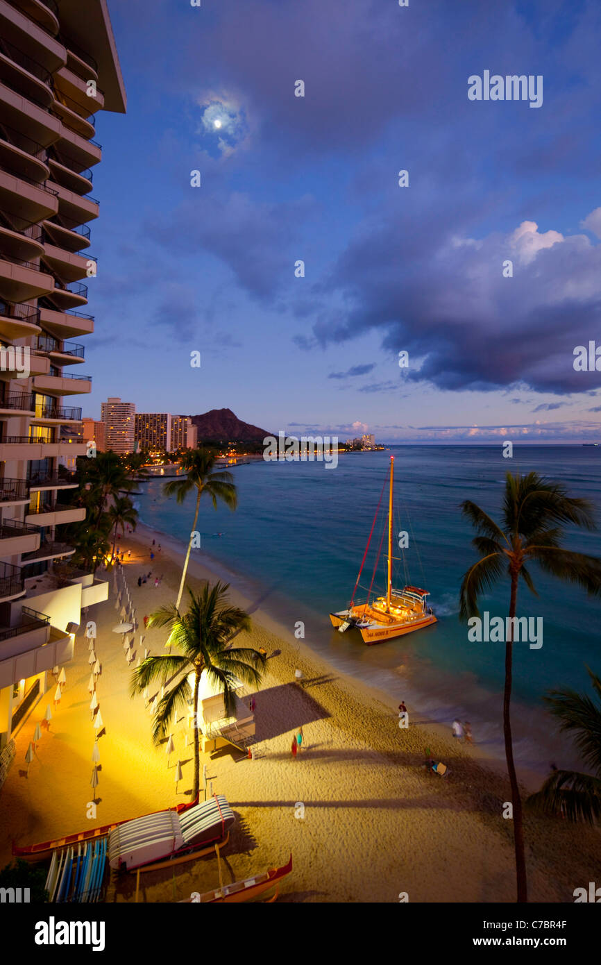 Le coucher du soleil, la plage de Waikiki, Honolulu, Oahu, Hawaii Banque D'Images