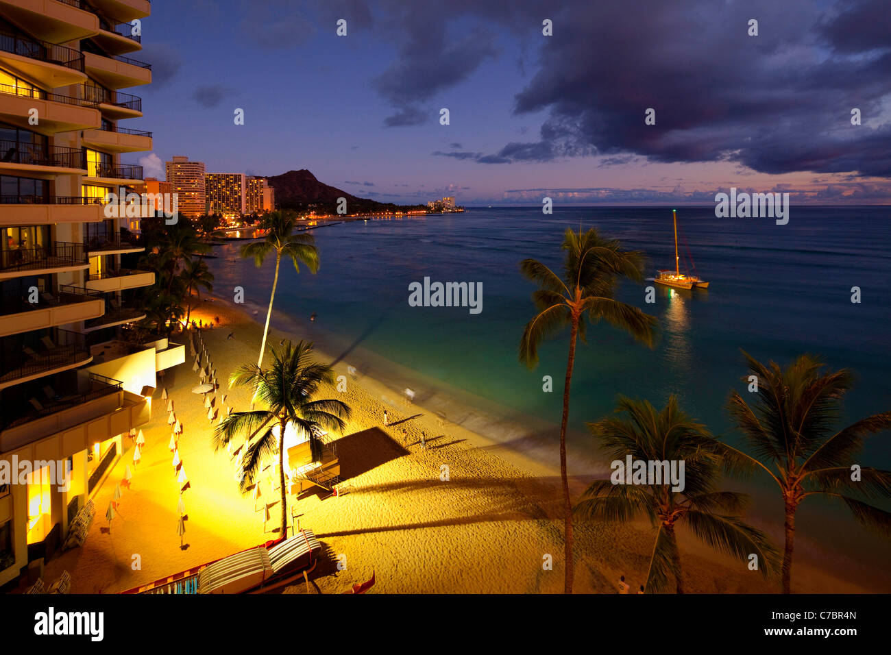 Le coucher du soleil, la plage de Waikiki, Honolulu, Oahu, Hawaii Banque D'Images