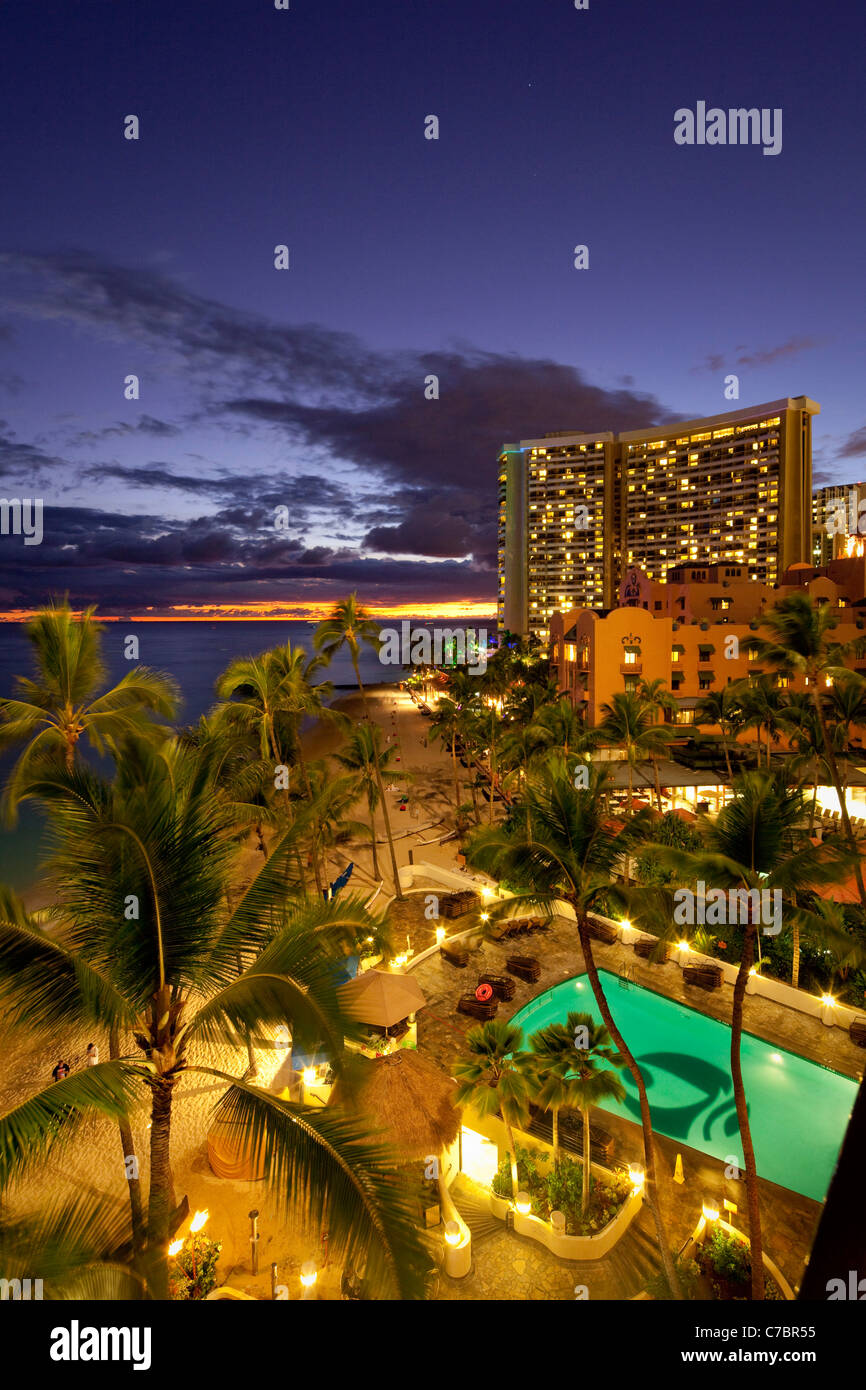 Le coucher du soleil, la plage de Waikiki, Honolulu, Oahu, Hawaii Banque D'Images