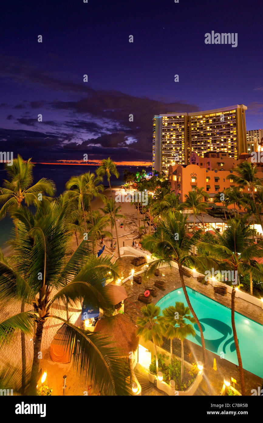 Le coucher du soleil, la plage de Waikiki, Honolulu, Oahu, Hawaii Banque D'Images