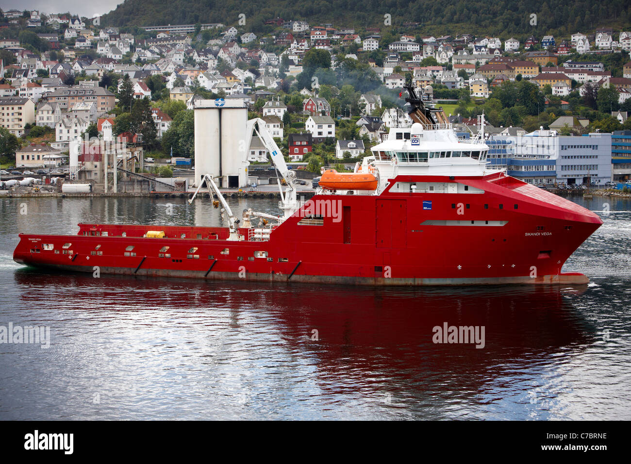 Gestionnaire d'ancrage et de la construction, navire Skandi Vega, voiles à partir du port de Bergen, Norvège. Banque D'Images