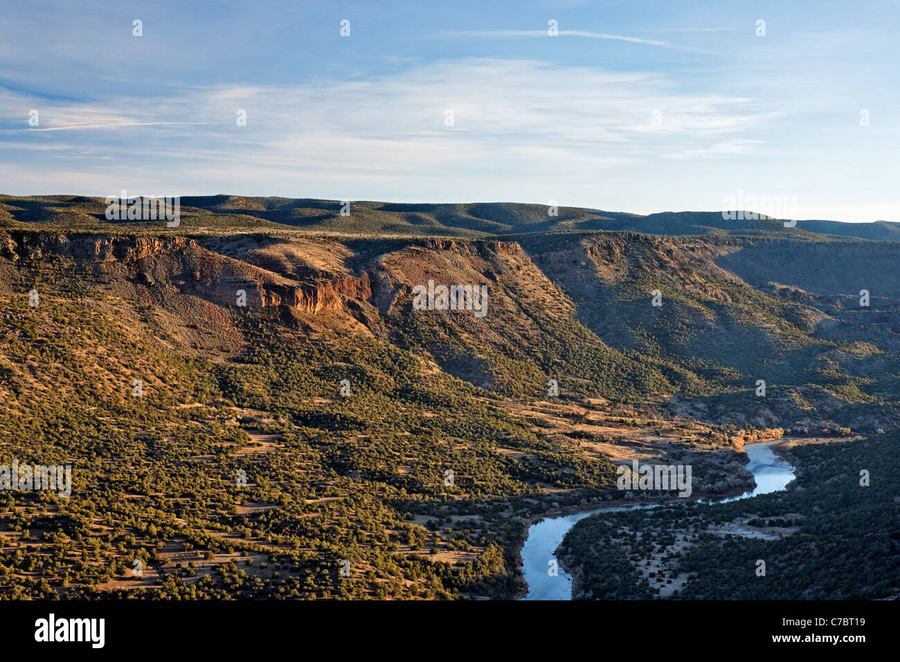 Le Rio Grande rivière qui traverse un canyon juste à l'extérieur de Los Alamos, New Mexico, USA Banque D'Images