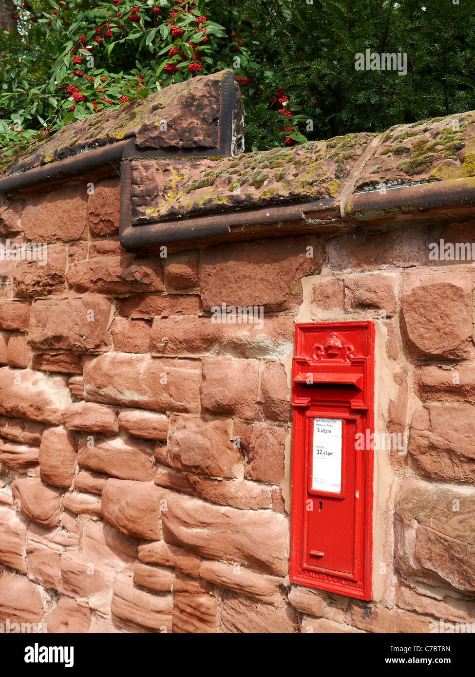 Construire en pierre sèche postbox rouge mur dans Chester Cheshire UK Banque D'Images