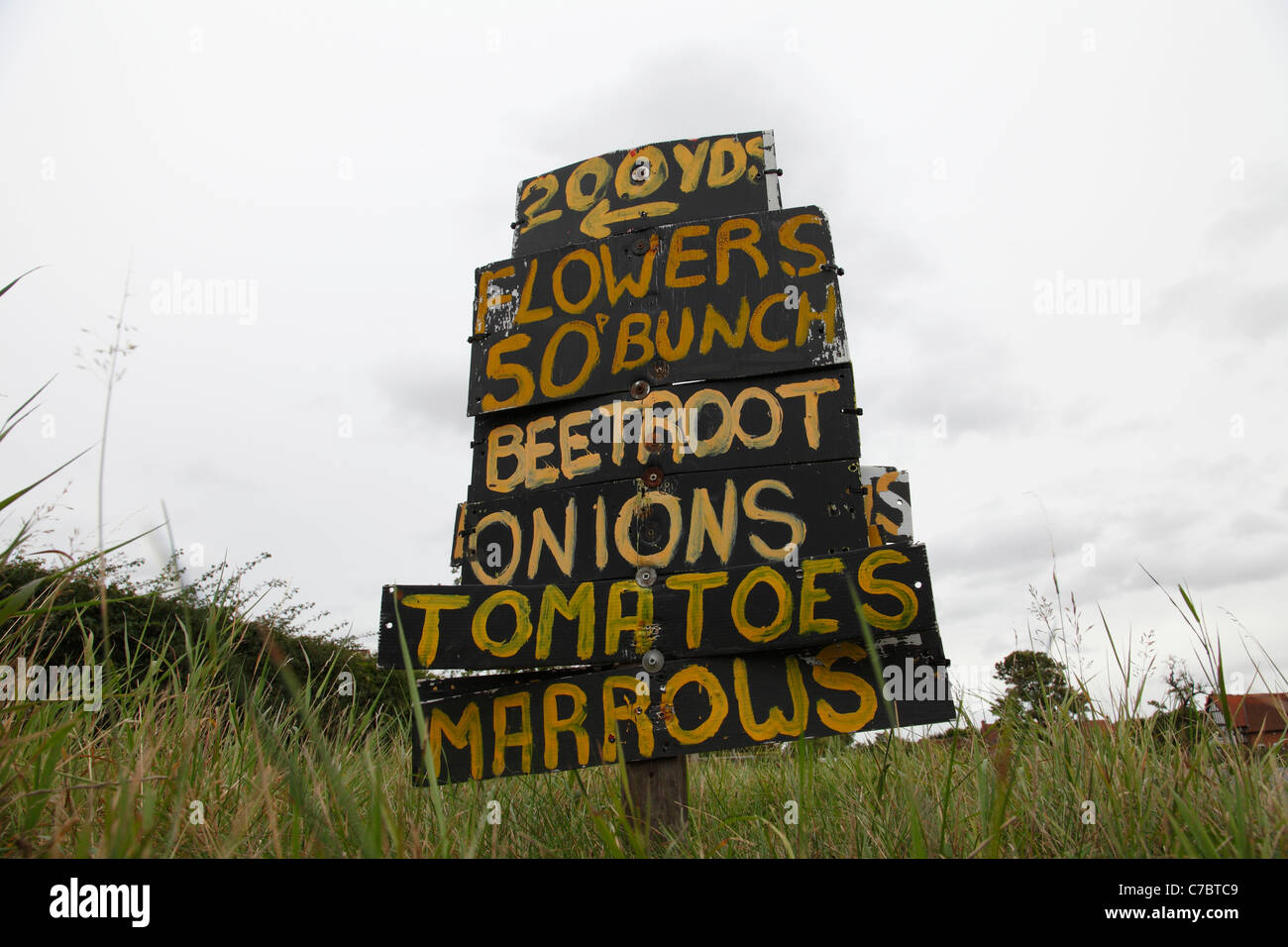 Un signe de la route des fruits et légumes frais de publicité pour la vente. Banque D'Images