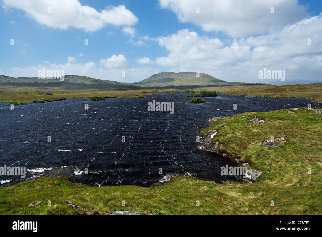 Vagues balayé par de forts vents de surface sur le Lough Nahasleam, Connemara, comté de Galway, en République d'Irlande Banque D'Images
