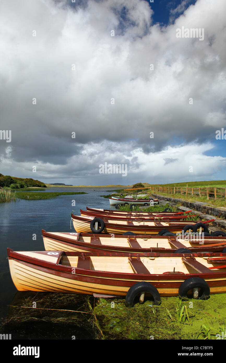 De nouveaux bateaux de pêche sur lac, Dunfanaghy, comté de Donegal, en République d'Irlande Banque D'Images