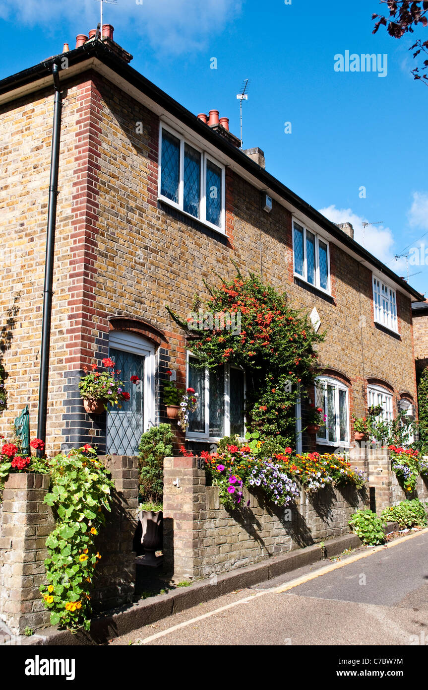 Maison en briques rouges avec beaucoup de fleurs, Twickenham, Middlesex, England, United Kingdom Banque D'Images