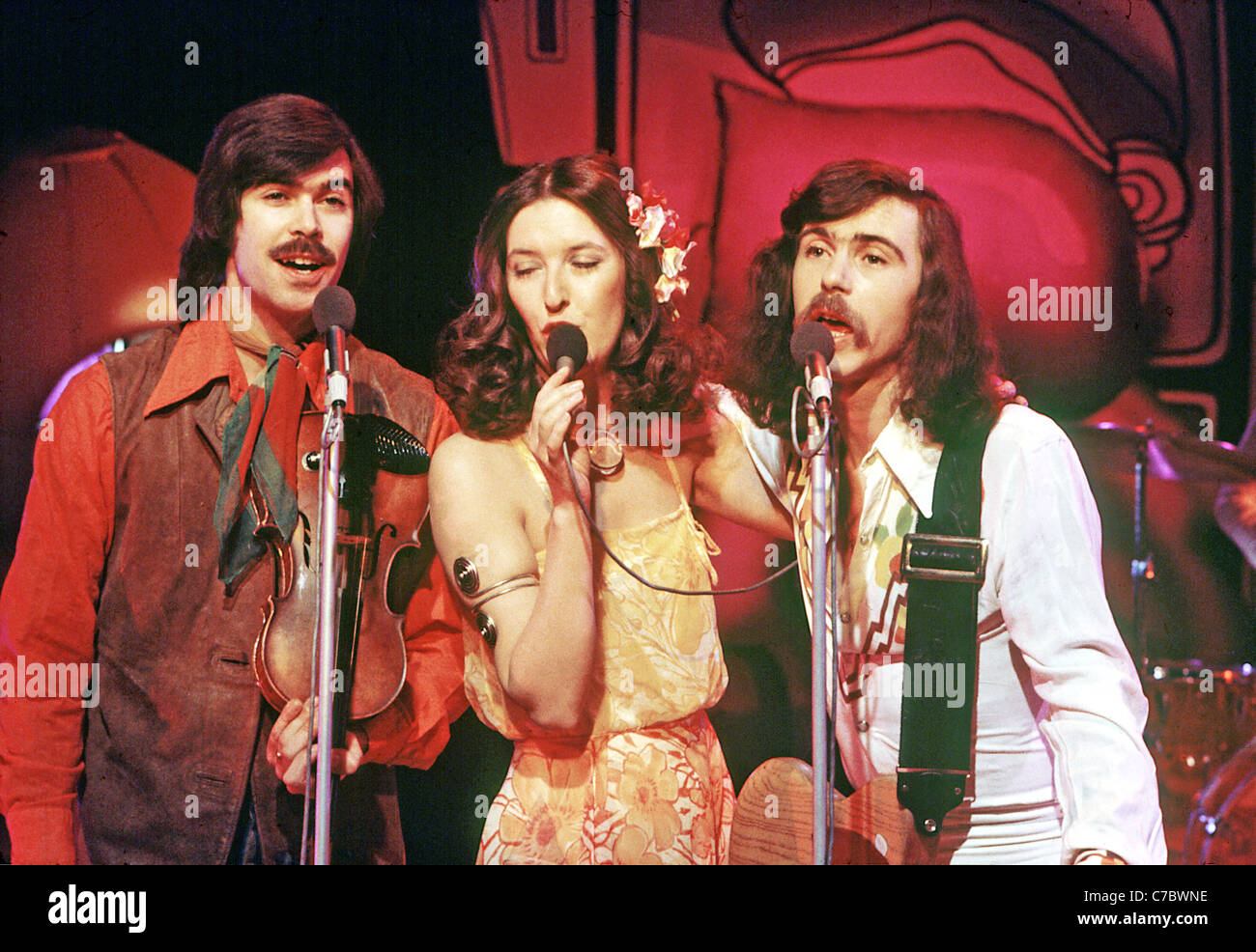 STEELEYE SPAN sur 1973 avec de gauche à droite : Pierre Chevalier au violon, Maddy Prior, Tim Hart Banque D'Images