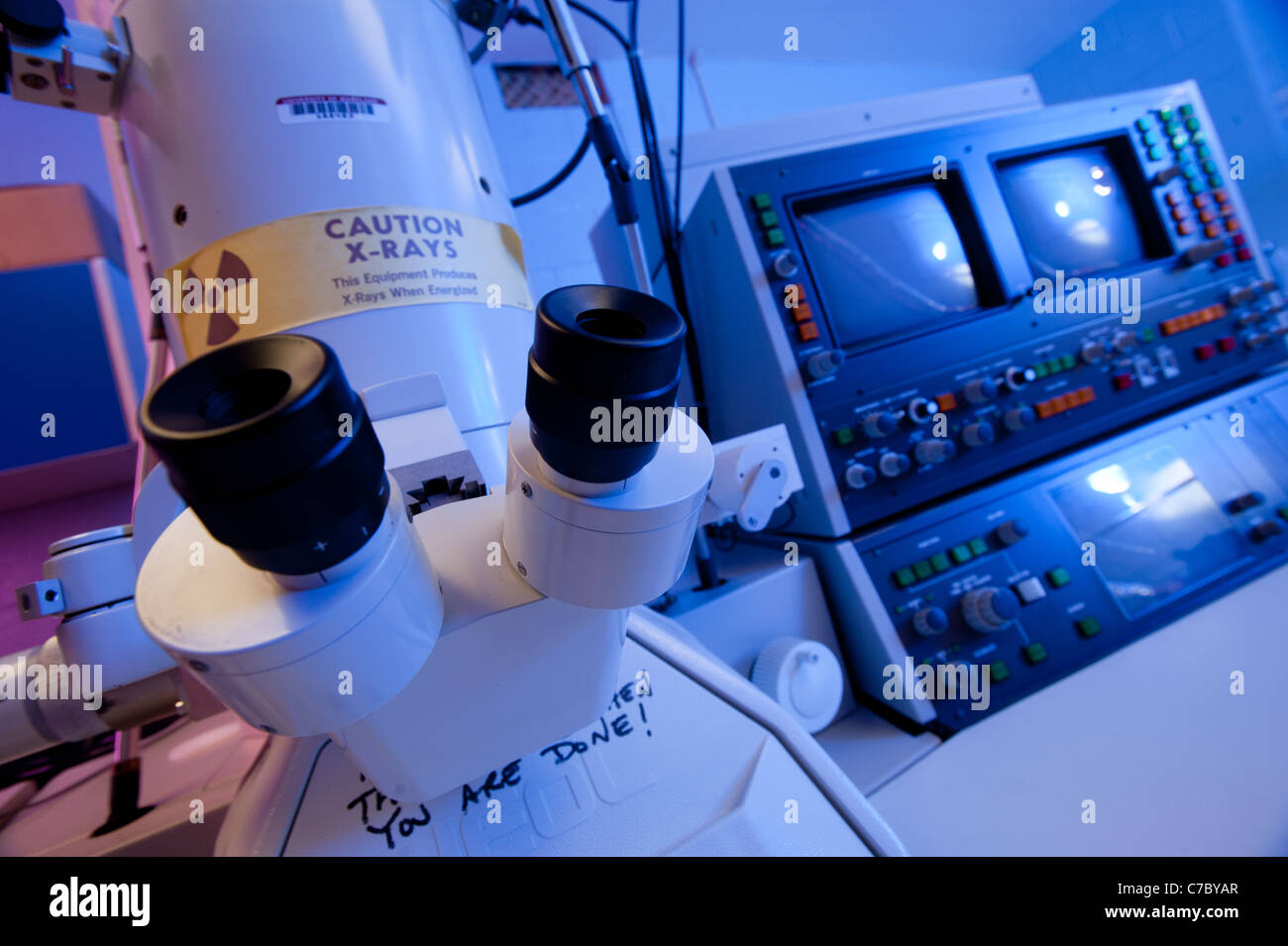 Microscope électronique dans un laboratoire de sciences Banque D'Images