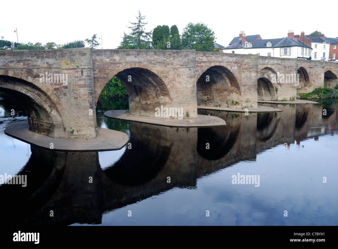 Le vieux pont sur la rivière Wye dans Hereford, Angleterre Banque D'Images Le vieux pont sur la rivière Wye dans Hereford, Angleterre Banque D'Images