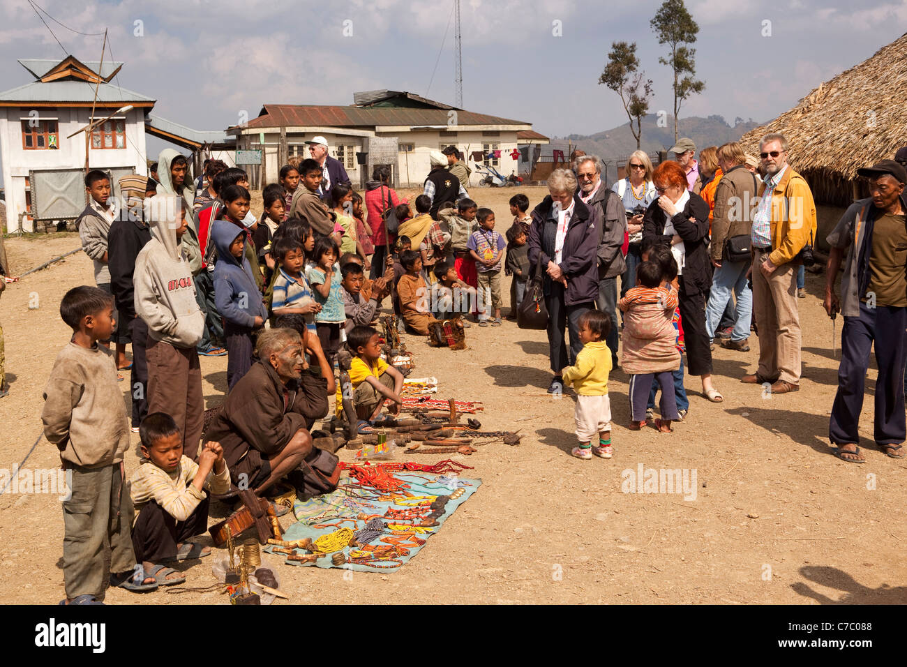 L'Inde, Nagaland, Naga Konyak Longwa, affichant les villageois de l'artisanat local à vendre à des touristes de l'ouest Banque D'Images