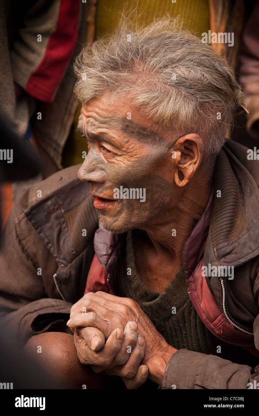 L'Inde, Nagaland, Longwa, tatoué visage de personnes âgées Naga Konyak ancien chasseur Banque D'Images