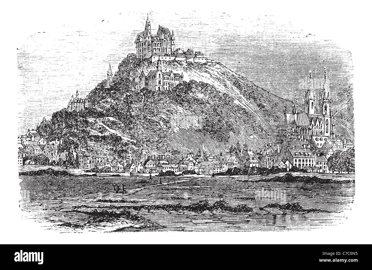 En Marburg Hessen, Allemagne, pendant les années 1890, gravure d'époque. Vieille illustration gravée de Marbourg avec rivière Lahn en face. Banque D'Images