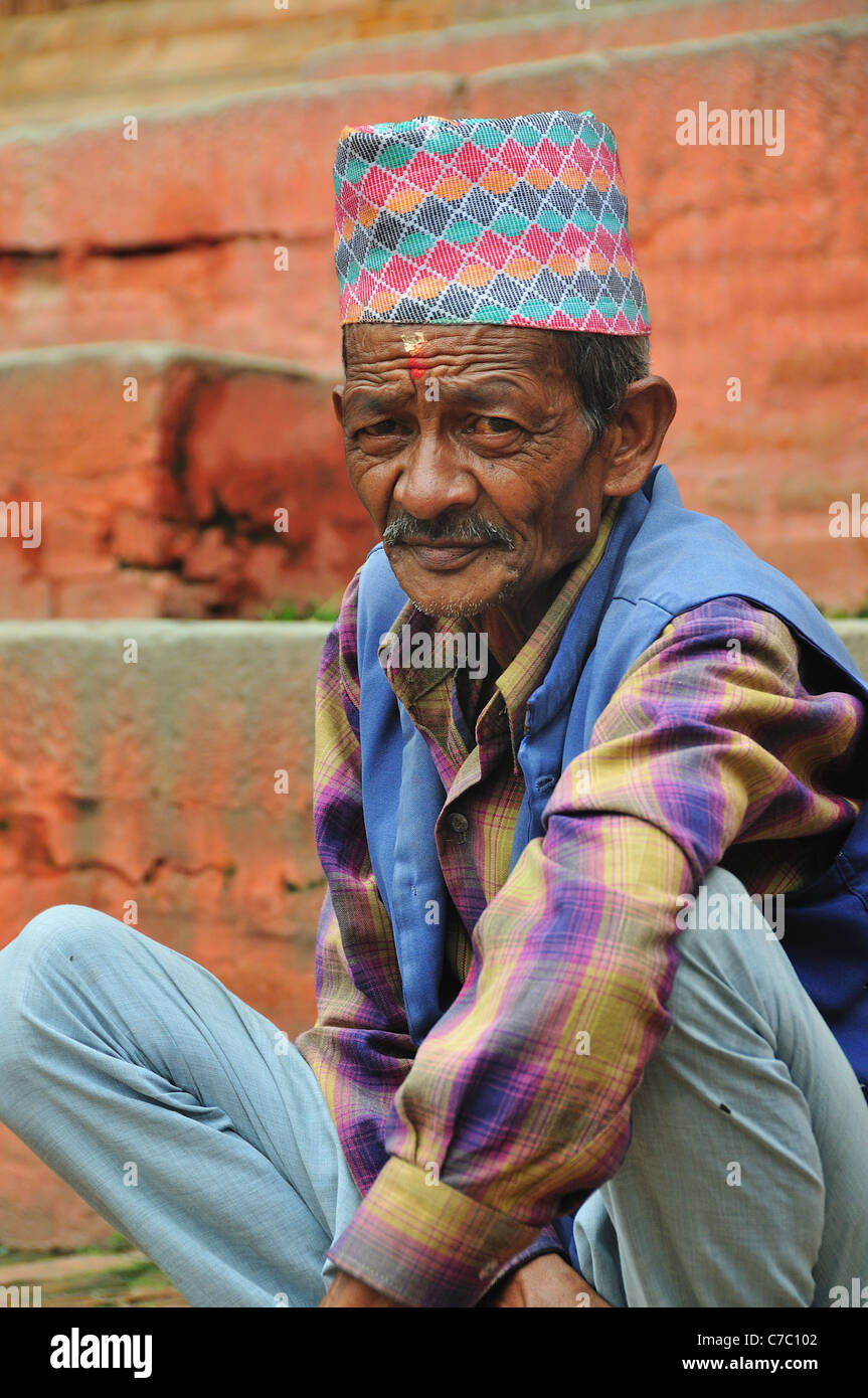 Navići se Inspire slikar  L'homme avec chapeau traditionnelle népalaise Photo Stock - Alamy