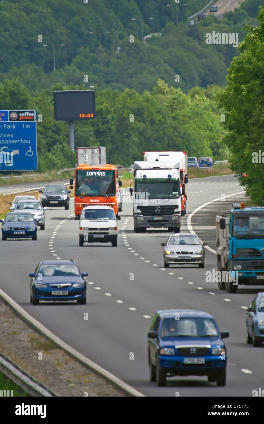 Le trafic sur une route très fréquentée avec camions camions cars et voitures Banque D'Images Le trafic sur une route très fréquentée avec camions camions cars et voitures Banque D'Images