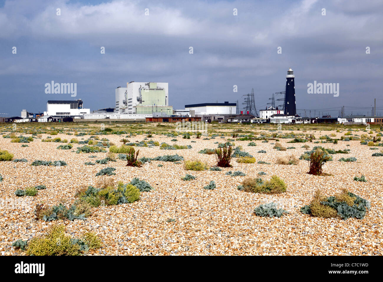 Centrale nucléaire de Dungeness B et l'ancien phare Banque D'Images