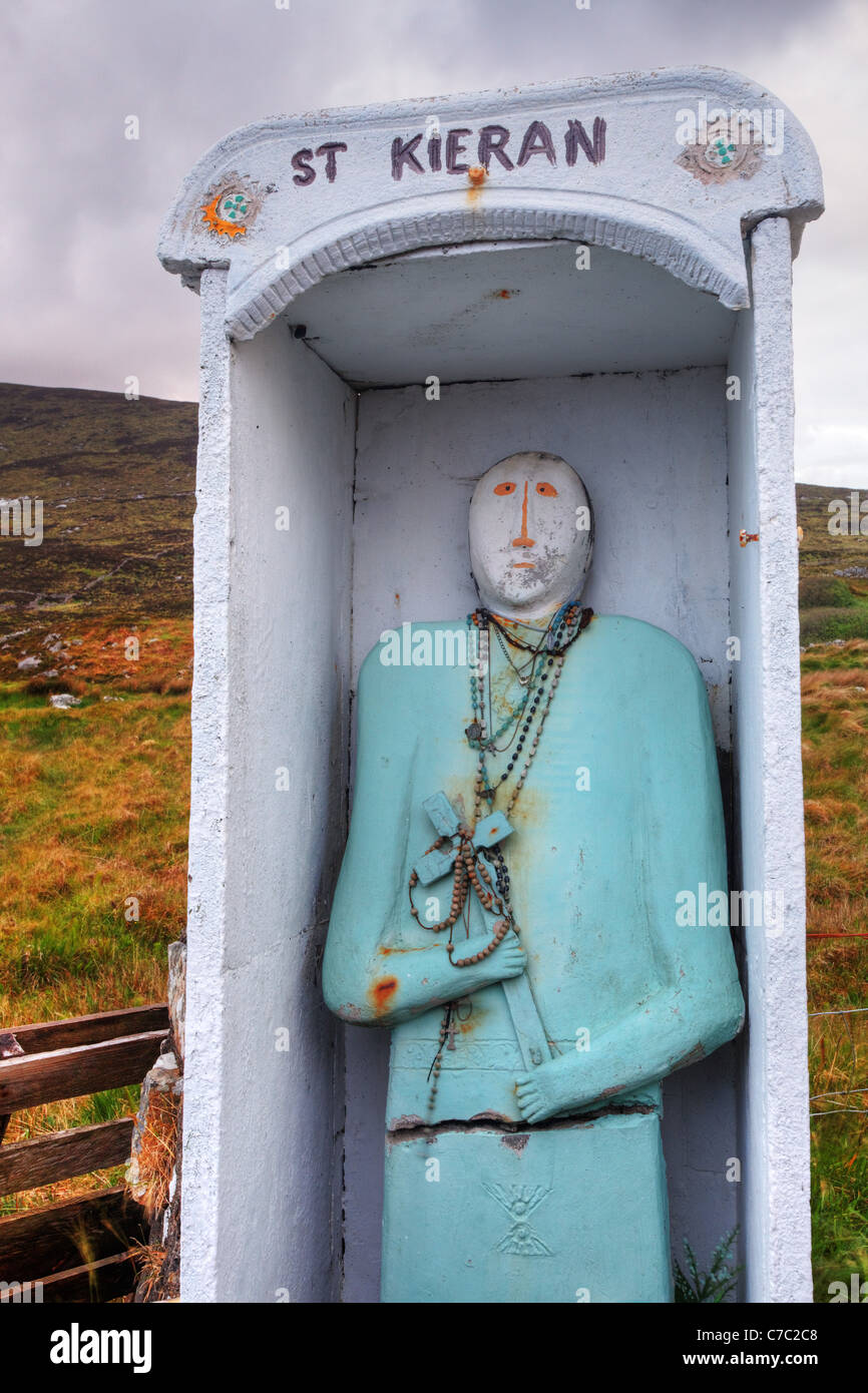 St.Ciaran's puits sacré dans paysage irlandais, Glencolmcille, comté de Donegal, en République d'Irlande Banque D'Images St.Ciaran's puits sacré dans paysage irlandais, Glencolmcille, comté de Donegal, en République d'Irlande Banque D'Images