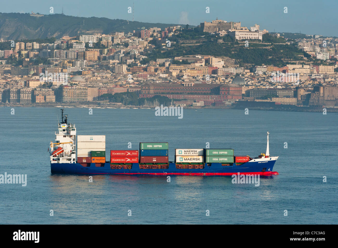 Un porte-conteneurs (avec la Chine des conteneurs d'expédition) sails passé Naples, Italie. Banque D'Images