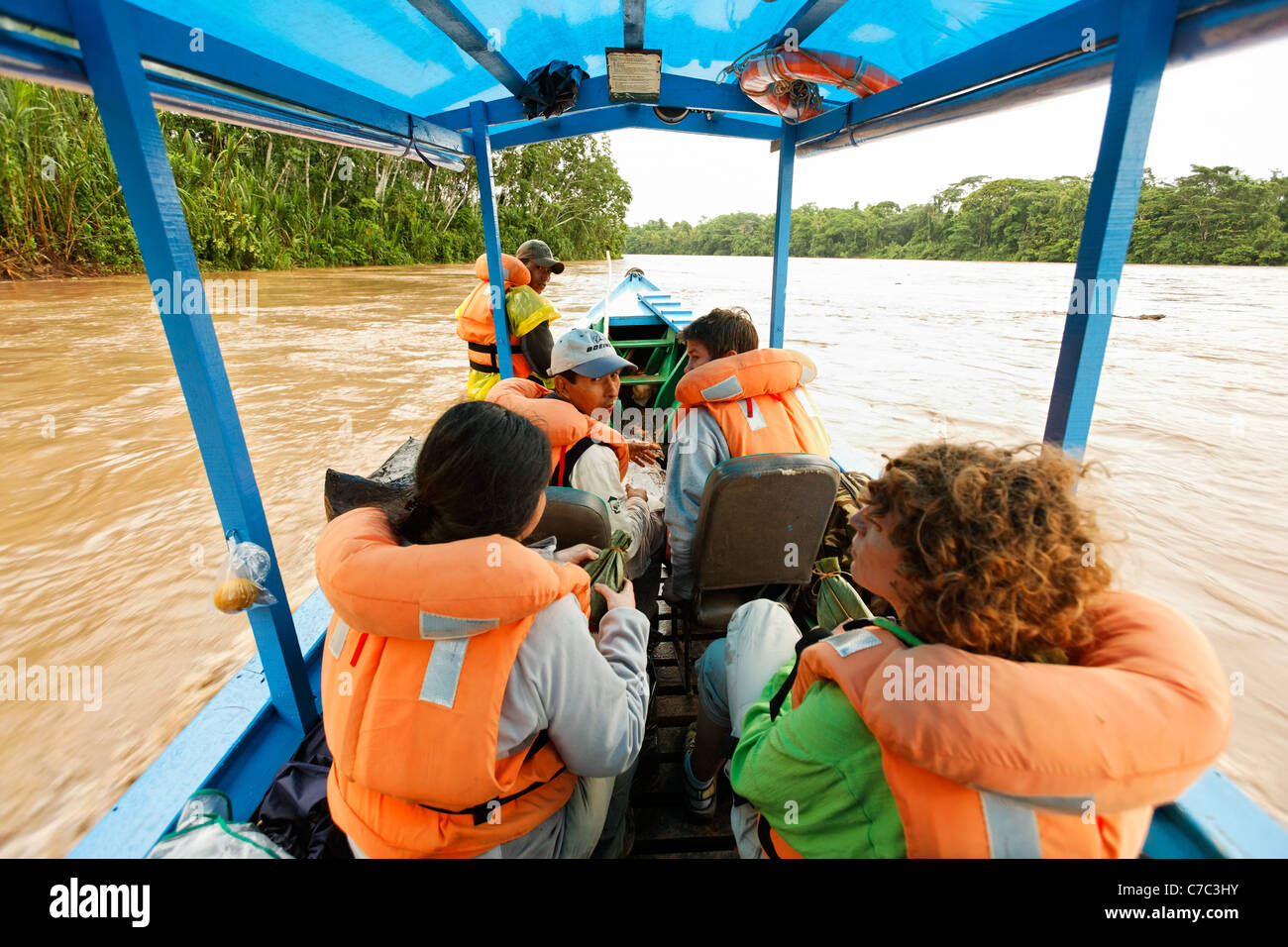 Les touristes sur le bateau courir vers le haut de la rivière Tambopata, Pérou Banque D'Images