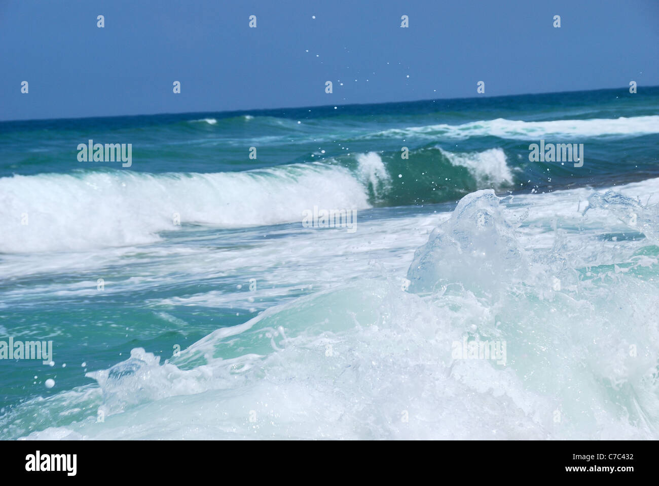 L'exécution de vagues sous le ciel bleu. Mer Méditerranée. Banque D'Images