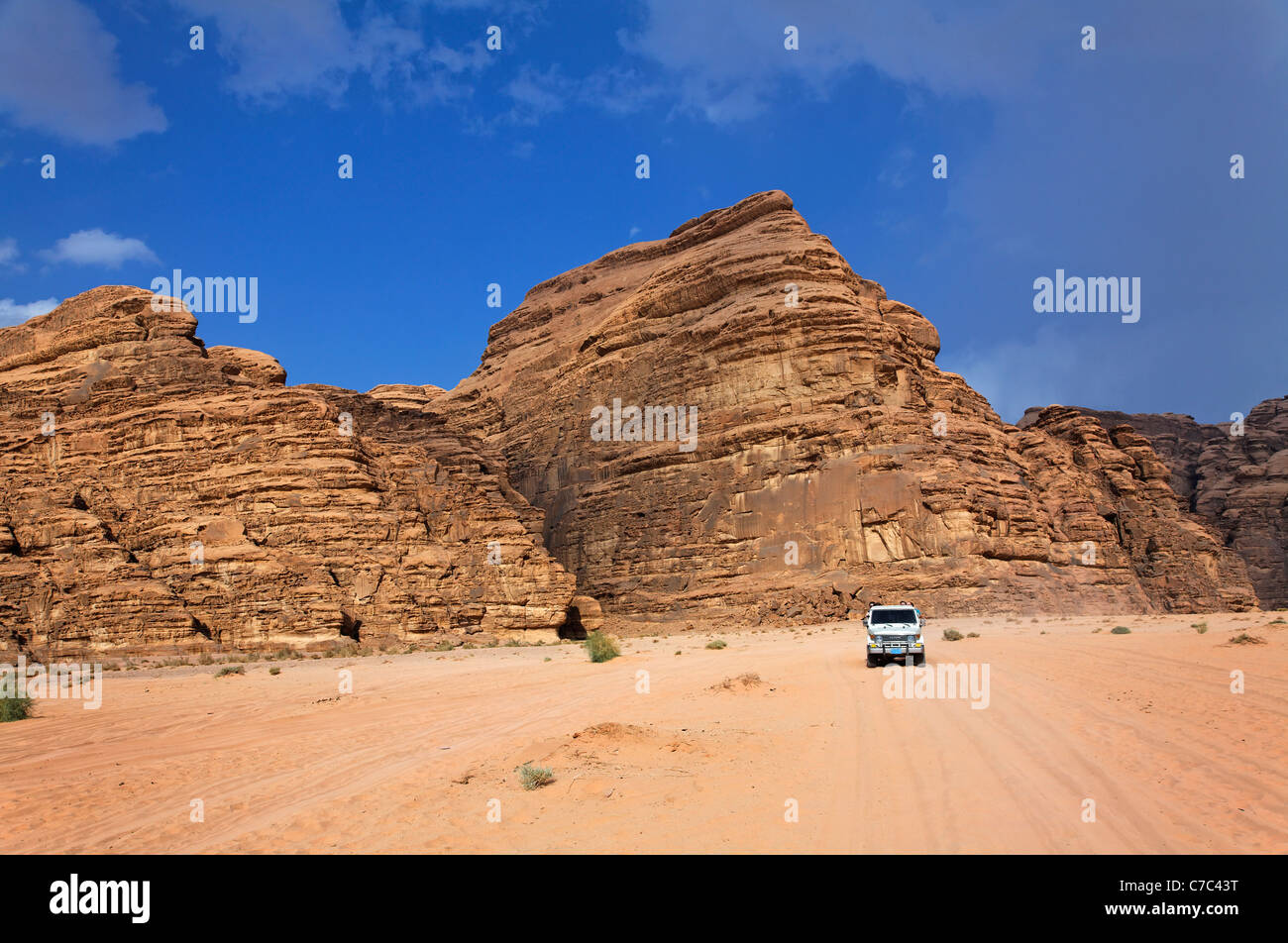 Desert safari dans les véhicules à quatre roues motrices à Wadi Rum, Jordanie Banque D'Images