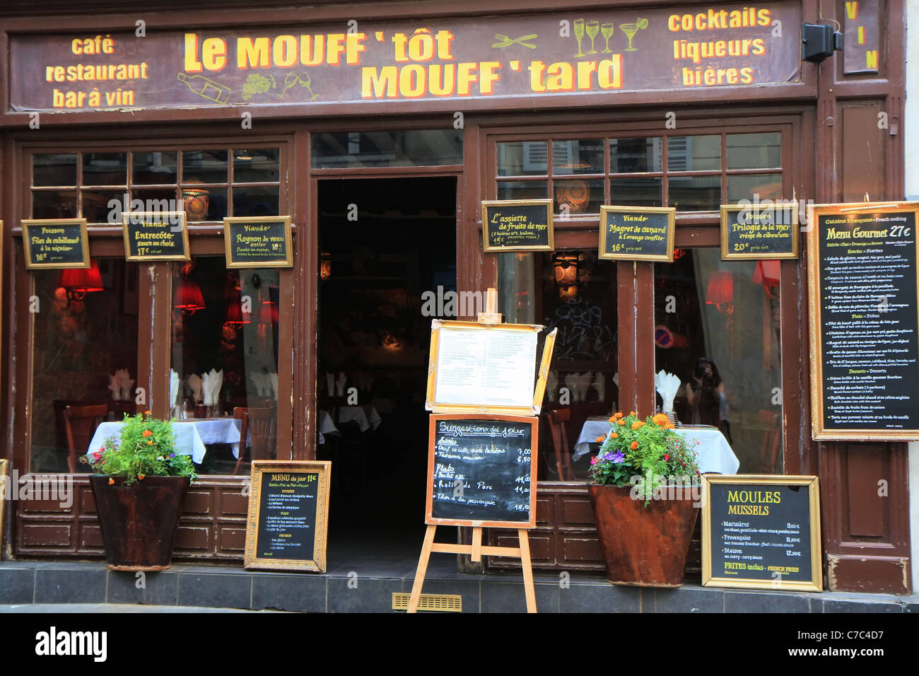 Eatery sur la rue Mouffetard, Paris, France Banque D'Images