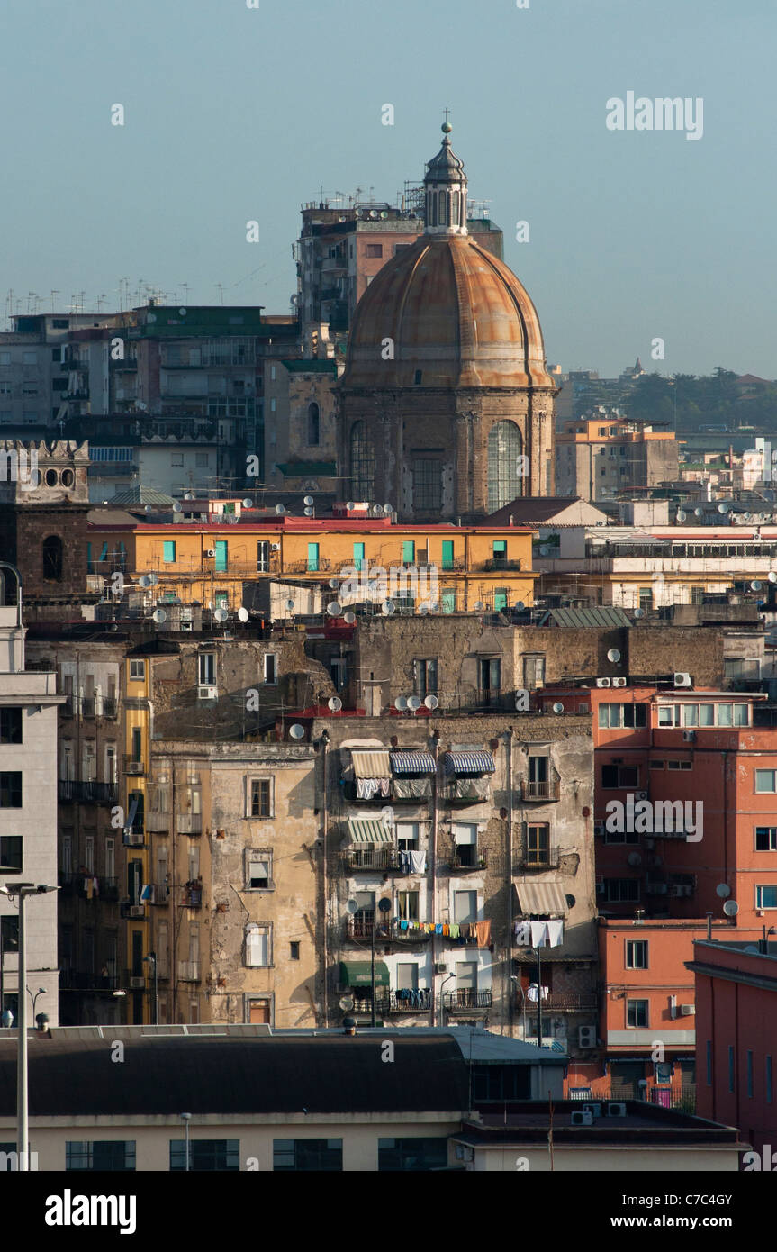 Naples (Napoli) skyline avec coupoles et ancien bâtiment. 2011 Banque D'Images