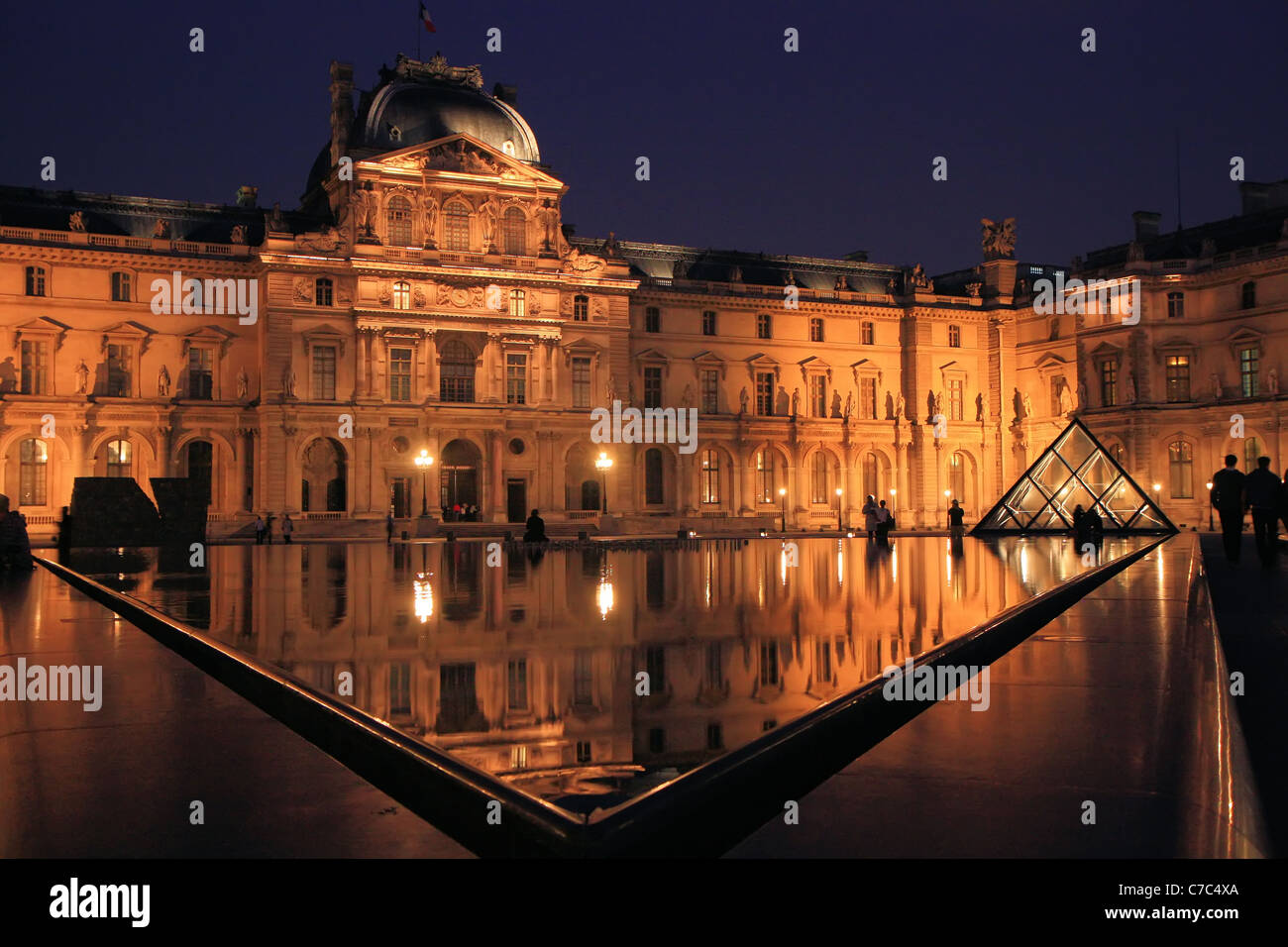 Vue sur le palais royal du Louvre la nuit, Paris, France, Banque D'Images Vue sur le palais royal du Louvre la nuit, Paris, France, Banque D'Images