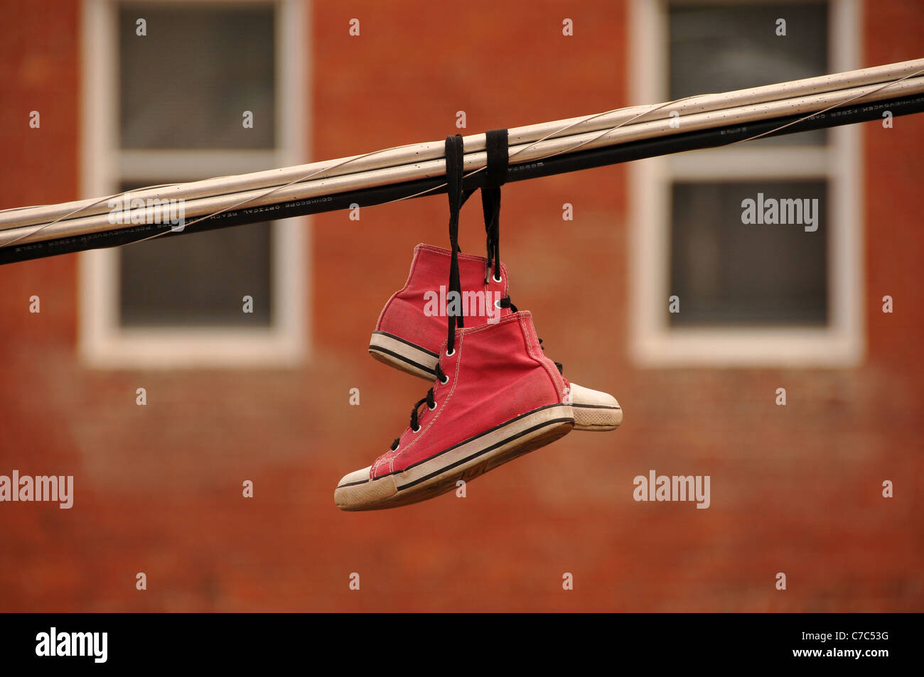 Haut rose chaussures de toile suspendu à des fils électriques dans la  région de Bisbee, Arizona, USA Photo Stock - Alamy