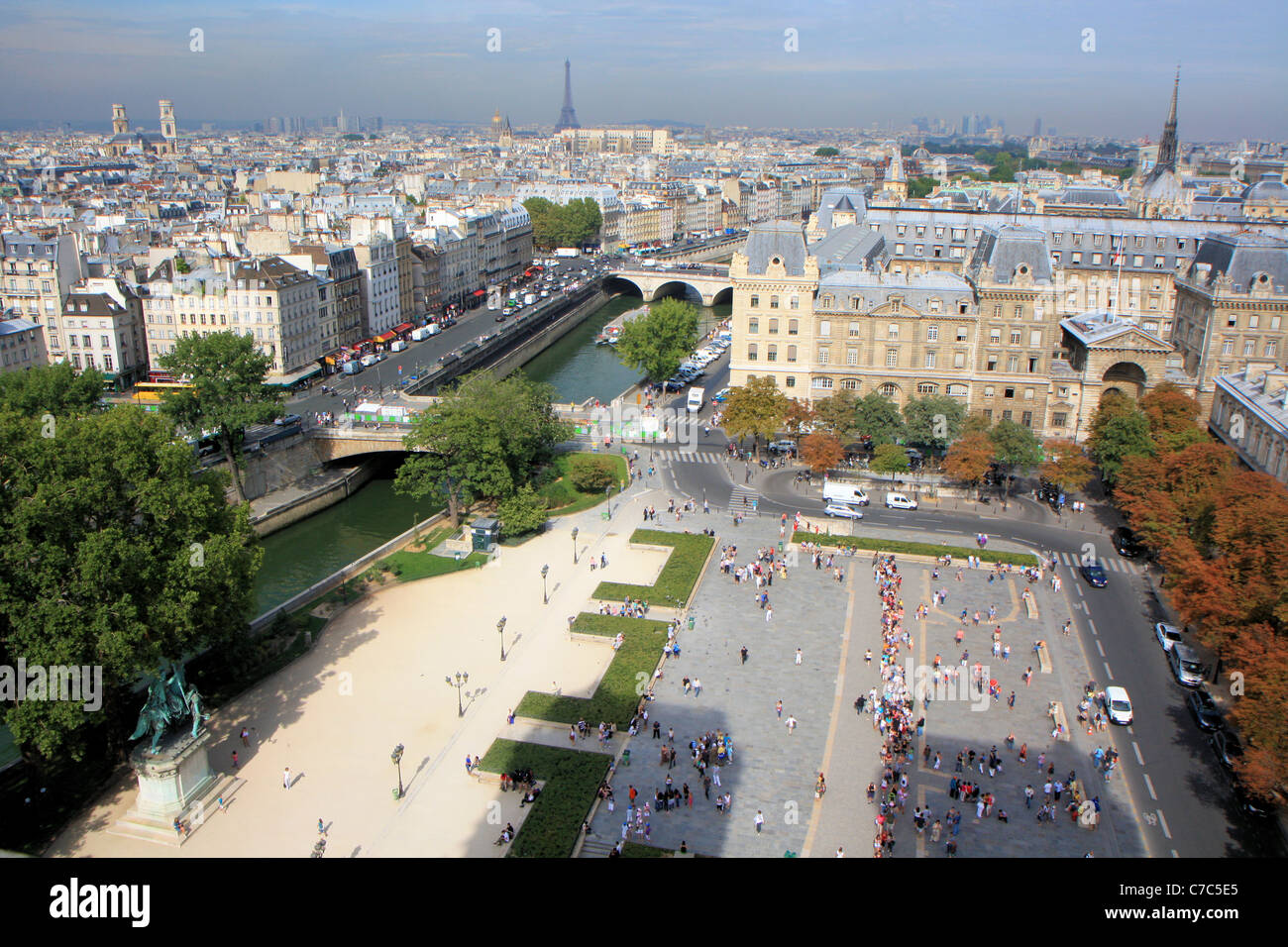 Vue aérienne de la Seine de la hautes tours de la cathédrale Notre Dame, Paris, France Banque D'Images