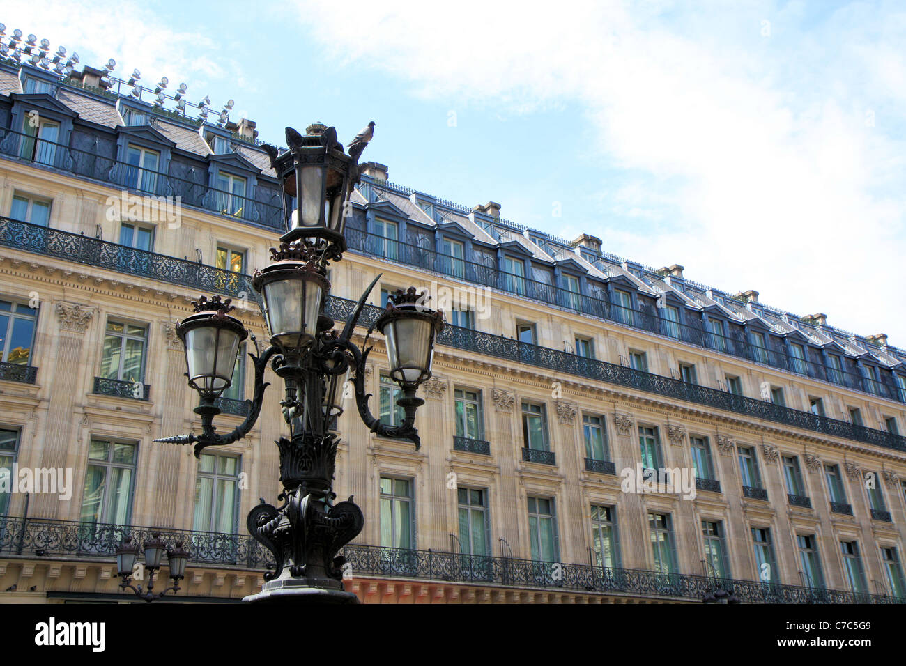 Vue rapprochée des lumières de rue et immeuble haussmannien à Paris, France Banque D'Images