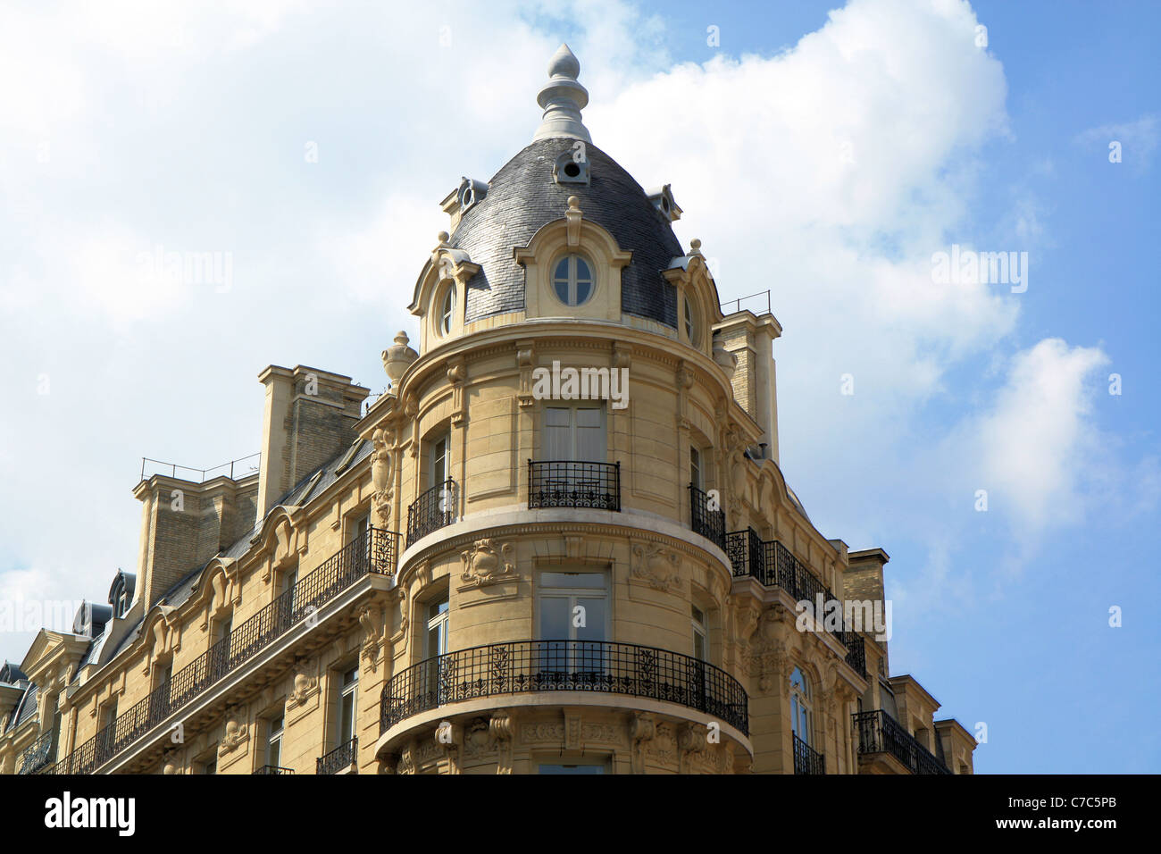 Vue rapprochée de l'immeuble haussmannien avec rotonde à Paris, France Banque D'Images