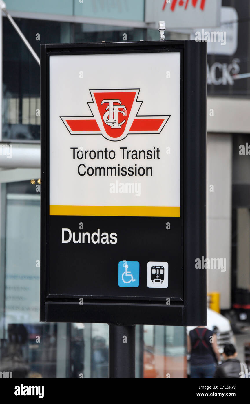 TTC Toronto Transit Commission signe, à la station de métro Dundas Banque D'Images