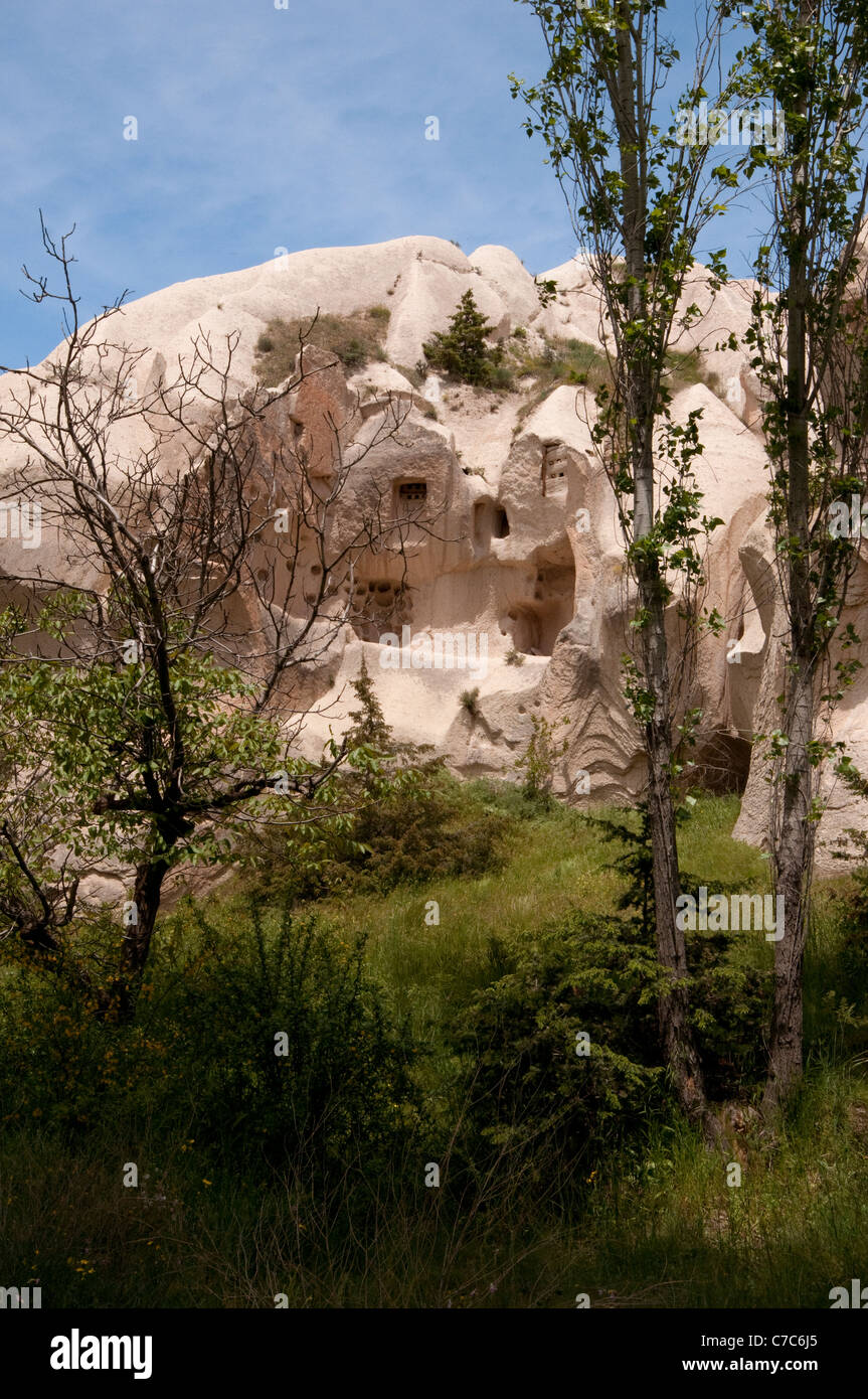 Des formations rocheuses avec fenêtres et portes, Cappadoce, près de Göreme, Turquie Banque D'Images