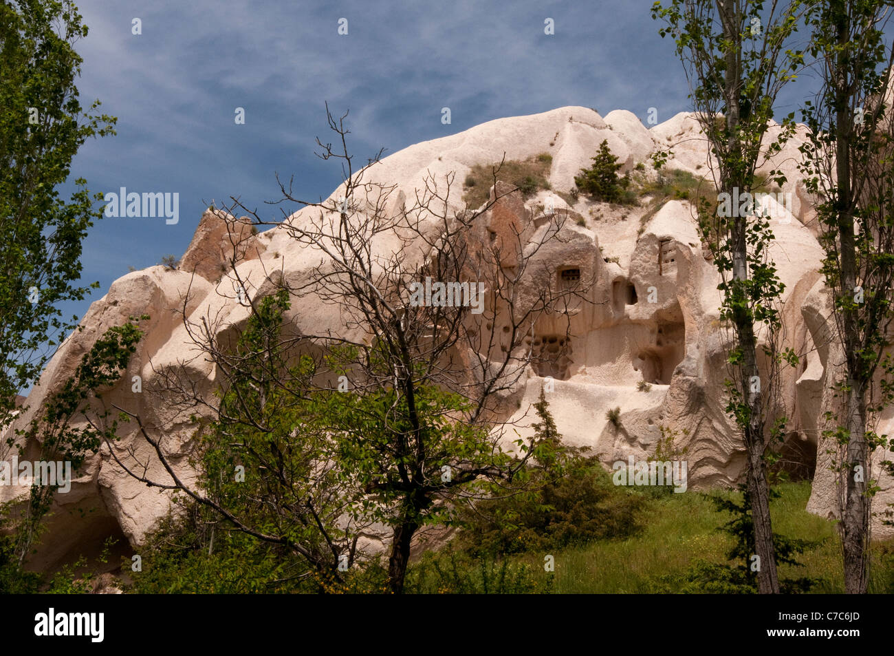 Des formations rocheuses avec fenêtres et portes, Cappadoce, près de Göreme. La Turquie Banque D'Images