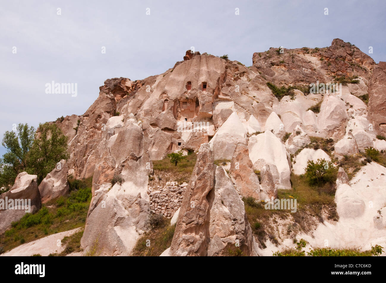 Des formations rocheuses avec portes et fenêtres, près de Göreme, Cappadoce, Turquie Banque D'Images