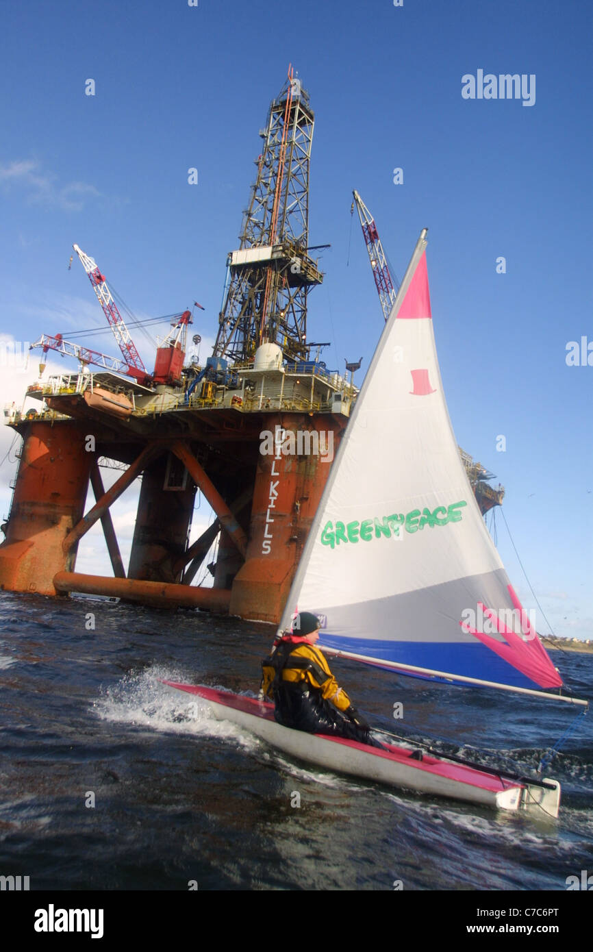 Greenpeace prendre part à protester contre plate-forme pétrolière en Ecosse de Estuaire de Cromarty. Banque D'Images