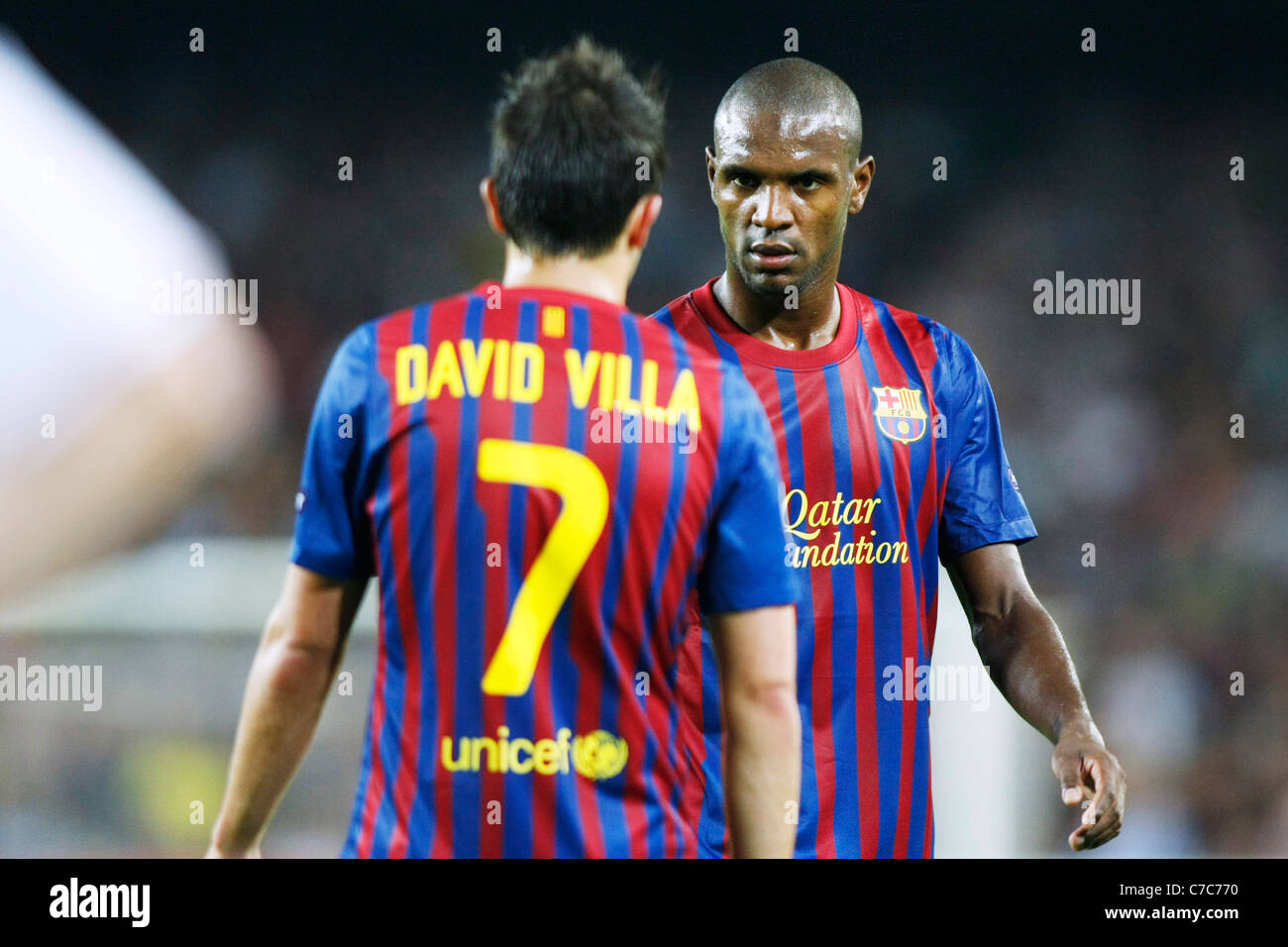 David Villa et Eric Abidal (Barcelone) pour jouer la Ligue des Champions Groupe H match entre FC Barcelona 2-2 AC Milan. Banque D'Images