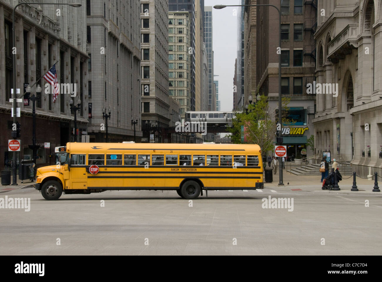Bus de l'école et le toit de fer, Michigan Avenue, Chicago, Illinois, États-Unis Banque D'Images