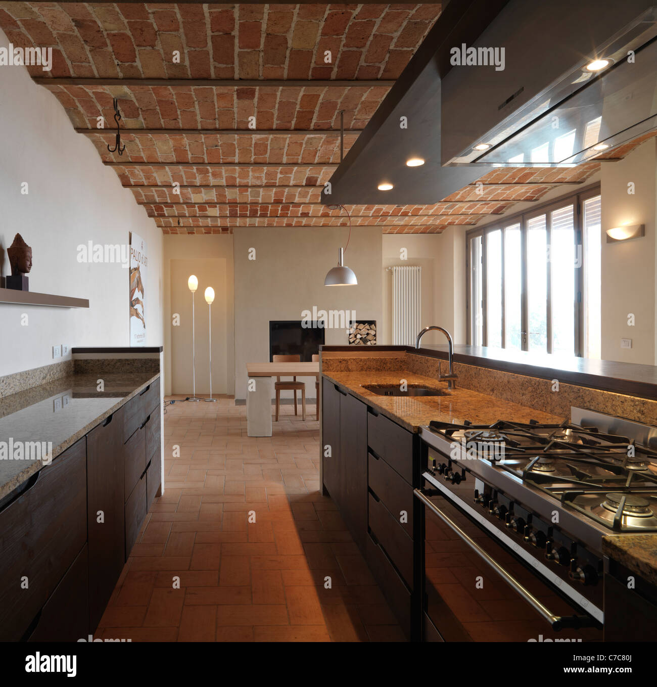 Cuisine moderne dans la maison rustique avec plafond en terre cuite ... Cuisine moderne dans la maison rustique avec plafond en terre cuite ...