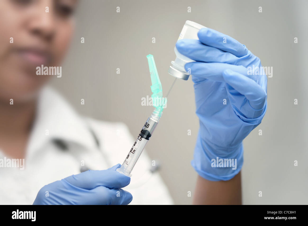 Préparation de la seringue par une femme médecin ou infirmière anesthésiste certifié pratiquant des actes médicaux de la sécurité Banque D'Images