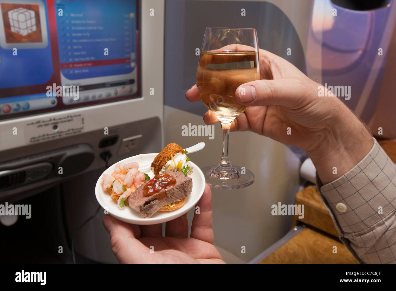 UK, classe affaires, verre de vin et des hors-d'oeuvre servi sur Emirates Airlines A380 Banque D'Images