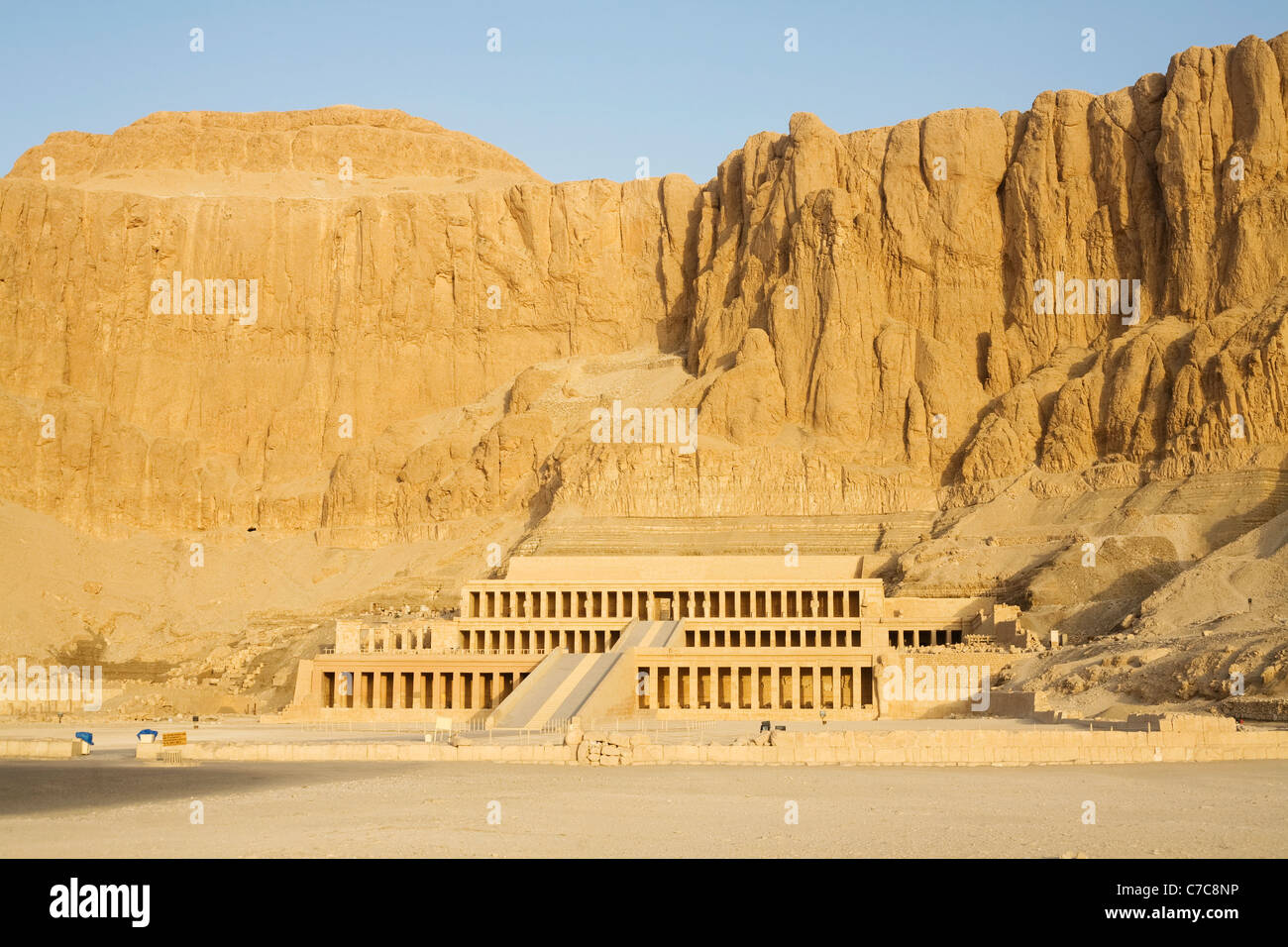 L'aube au temple funéraire d'Hatshepsout à Deir el Bahri sur la rive ouest du Nil à Louxor, Egypte Banque D'Images