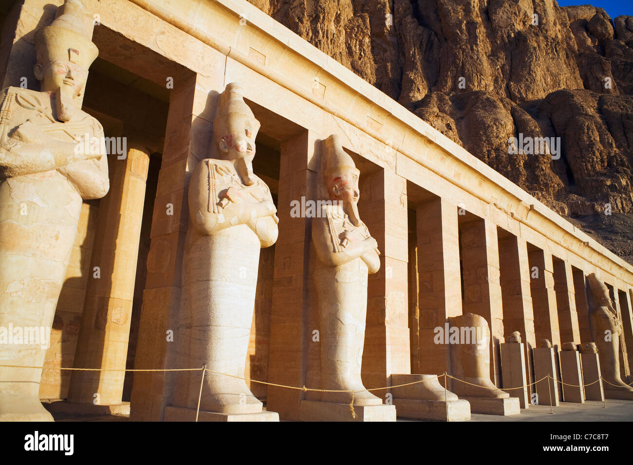 Osiride de statues dans le temple funéraire d'Hatshepsout à Deir el Bahri sur la rive ouest du Nil à Louxor, Egypte Banque D'Images