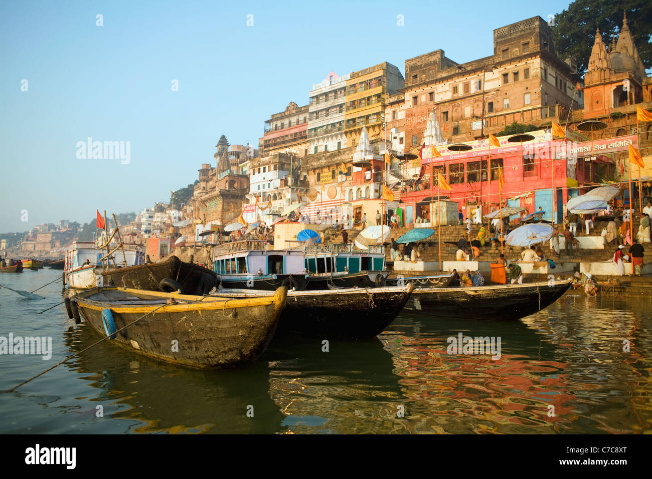 Des bateaux et des temples à la rivière Ganges dans la sainte ville de Varanasi hindoue, l'Inde dans l'Uttar Pradesh Banque D'Images