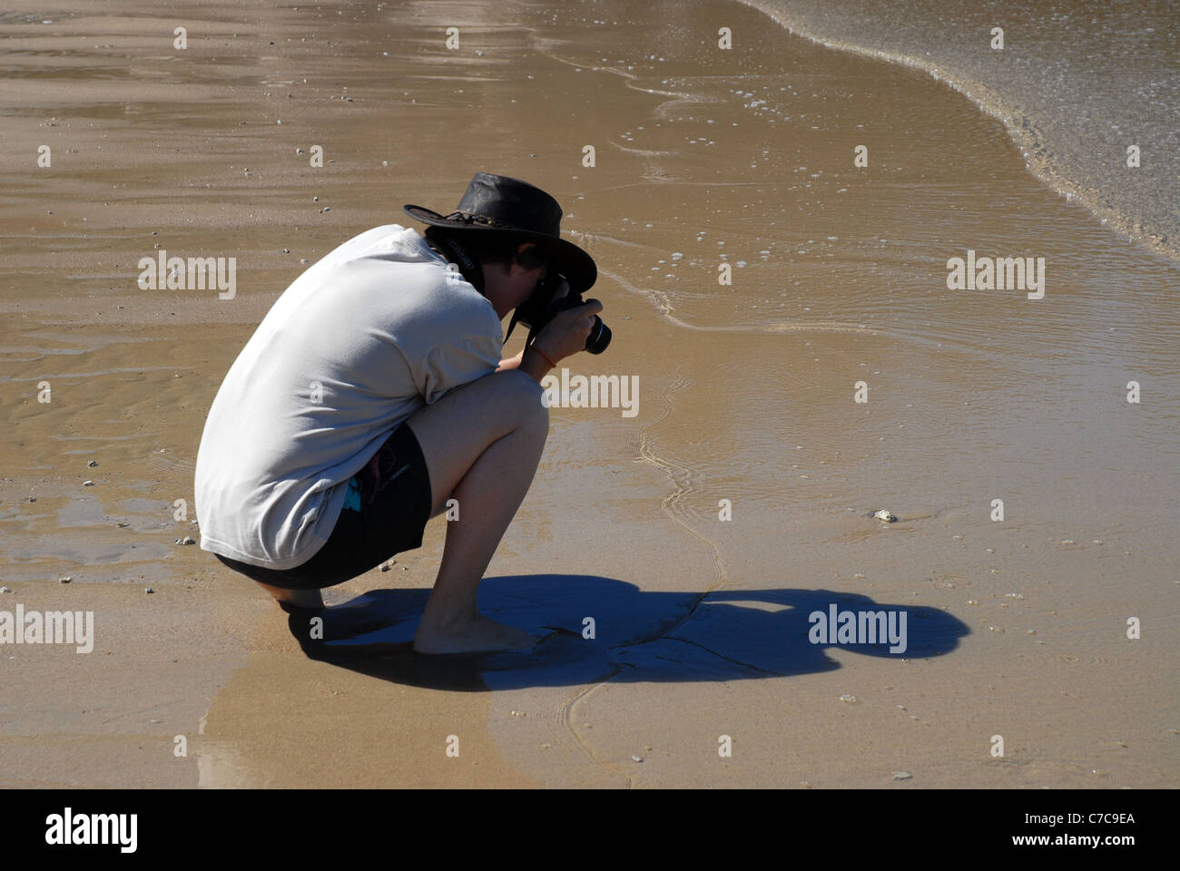 Woman taking a photo sur la plage, Florence Bay, Magnetic Island, Queensland, Australie Banque D'Images