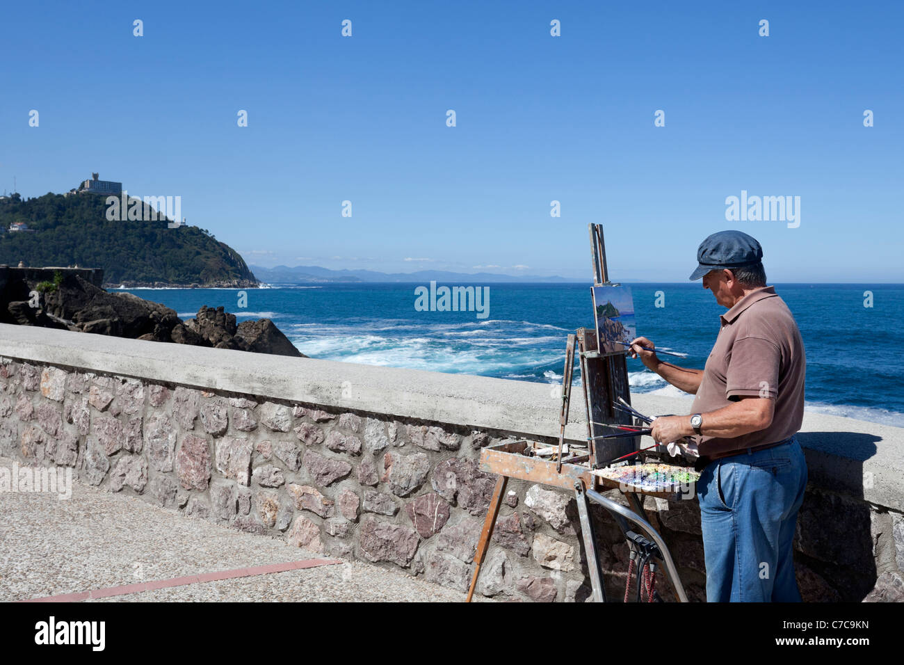 Un peintre de la rue est la peinture sur une journée ensoleillée à Donostia front Banque D'Images