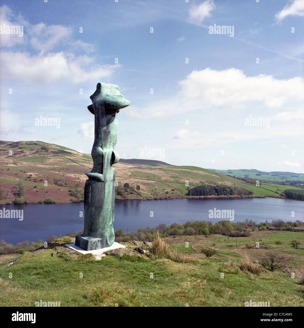 'Le Crucifix' sculpture de Henry Moore au-dessus du réservoir de Glenkiln & Sculpture Park, Dumfries et Galloway, Écosse Banque D'Images